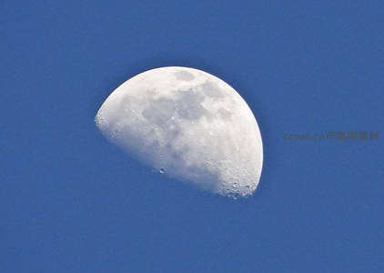 半轮明月挂晴空