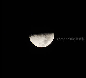 黑暗背景下的半边月