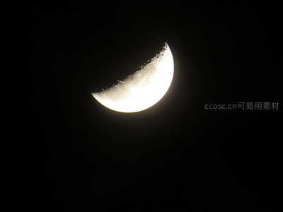 夜空中弯月如钩，静谧而神秘