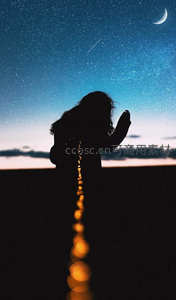 少女仰望星空，许愿流星划过