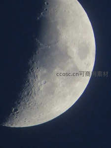 半月清晰可见，环形山纹理分明