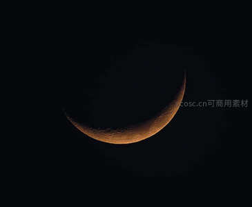 暗夜中金色弯月如钩悬挂天际