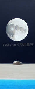 孤屋临海仰望巨月悬于夜空