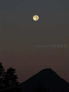 明月高悬山巅静谧夜景
