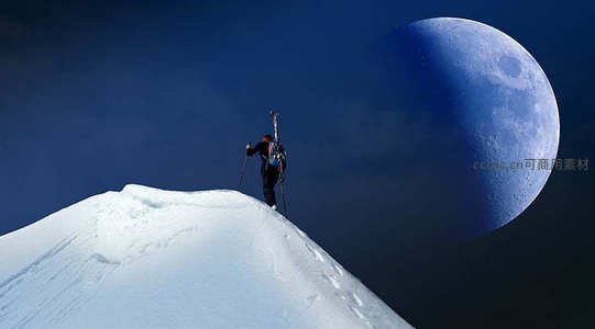 登山者登顶雪峰遥望巨大月球