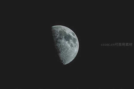 半轮明月挂夜空，环形山纹理清晰可见