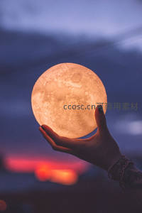 手中捧着温暖的月球灯，夜色温柔
