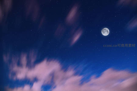 星月交辉，云影流动的静谧夜空