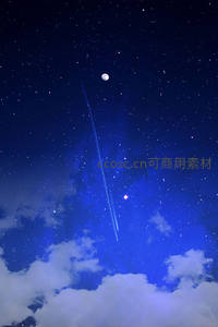 流星划破星空，月伴银河共舞