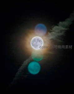 夜空中的满月与梦幻光斑