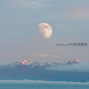 雪山之巅，半轮明月映云海