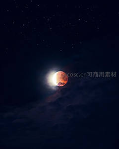 血月穿云，星夜静谧如画