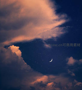 新月隐现，星云缭绕夜空