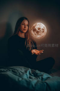 少女掌心托举梦幻月球
