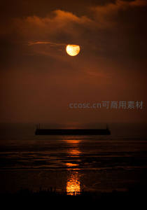 橙月沉海港口剪影如画