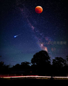 血月高悬，流星划过银河夜空
