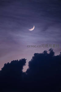 新月悬于紫夜云层之上
