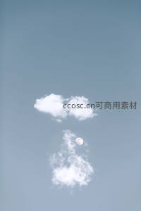 云朵与明月在淡蓝天空中相映成趣