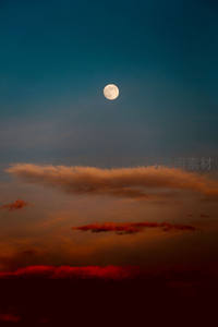 夕阳余晖染红云层，圆月悄然升起
