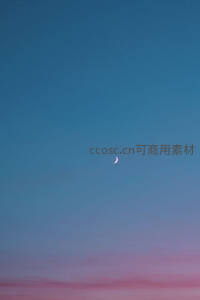 新月高挂蓝粉渐变天幕，温柔静谧
