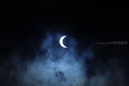 弯月穿云而出，幽蓝雾霭笼罩夜空