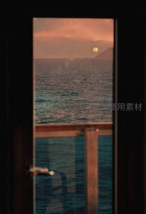 门框中的海上明月与远山剪影