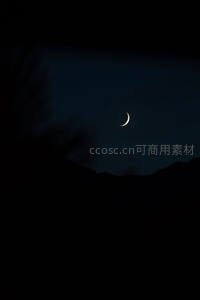 深邃夜空下山峦剪影与新月