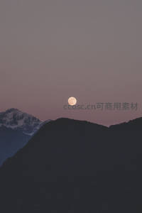暮色群山间一轮明月缓缓升起