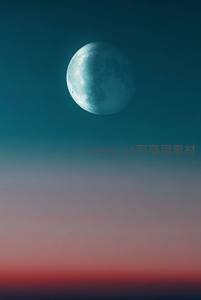 清冷月轮挂夜空，渐变天幕