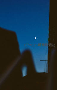 城市缝隙间的新月，静谧夜空
