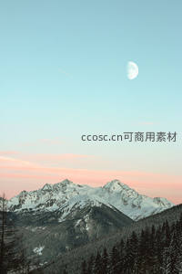 雪山之巅，半轮明月相伴