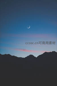 新月高悬山巅，夜空如墨染