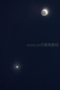 新月伴星辉，夜幕静谧如画