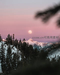 雪山之巅，粉霞映月如仙境
