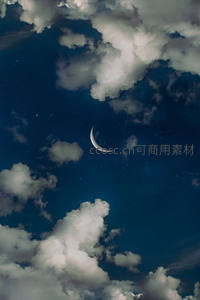 云海之上，一弯新月挂苍穹