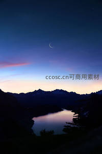 新月映山湖，暮色染天际