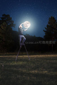 男子梯上摘月，星空梦幻奇景