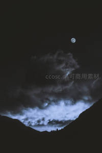 云海遮月，山巅夜色幽深
