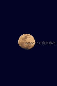 深蓝夜空中皎洁满月