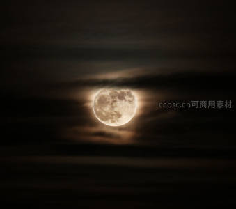 云层缝隙，月光温柔洒落