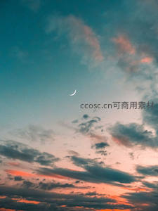 晚霞云海中的新月，天空的温柔一笔