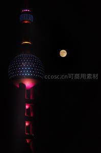 东方明珠塔夜景与明月同框