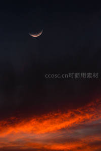 残月映衬血色晚霞云海