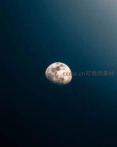 深蓝夜空中的清晰满月