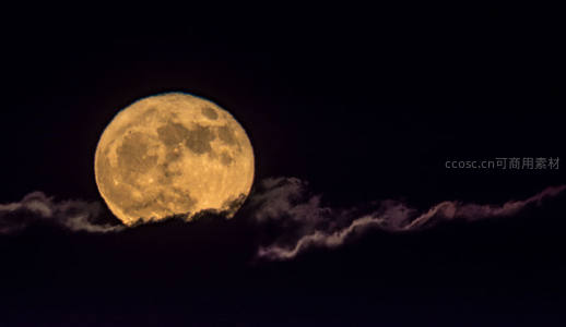 金黄满月破云而出夜空如画