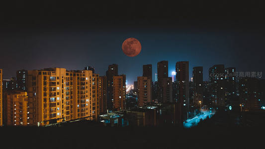 血月高悬都市夜景灯火辉煌