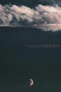 云层之下半隐的月牙