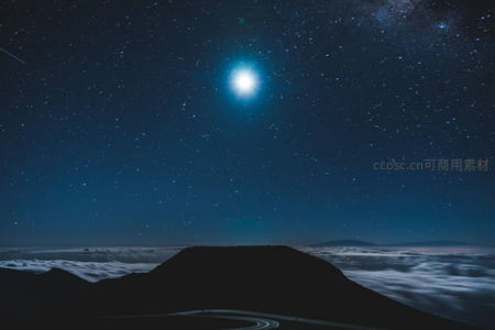 山巅之上俯瞰云海与星河