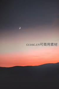 山峦之巅的弯月，霞光满天