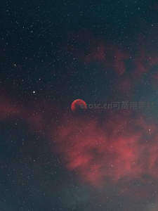 血月高悬星河云海间